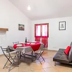 Guesthost - Comfy Apartamento Gradara